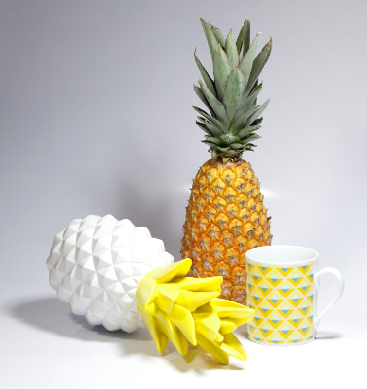 Mise en scène du mug motif Maxi ananas