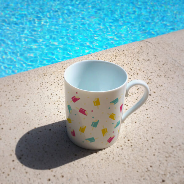 Le mug Frutti Ice Cream au bord de la piscine