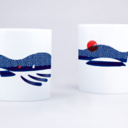 Mug Bassin d'Arcachon made in France avec mer et dune bleues et soleil et bateau rouge